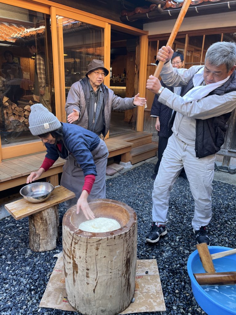 お餅つき